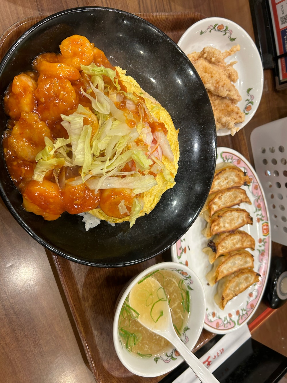 グレー系のパーカー、ベージュ系のチノパンツ、ブラック系のバッグを着用したメンズの秋コーディネートの3枚目の写真