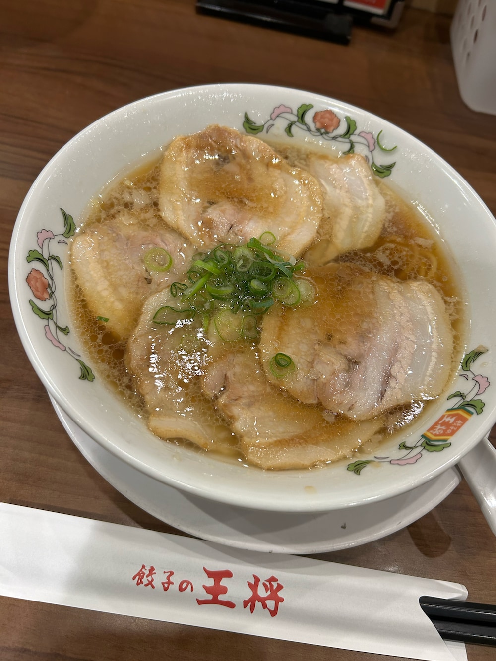 グレー系のパーカー、ベージュ系のチノパンツ、ブラック系のバッグを着用したメンズの秋コーディネートの2枚目の写真