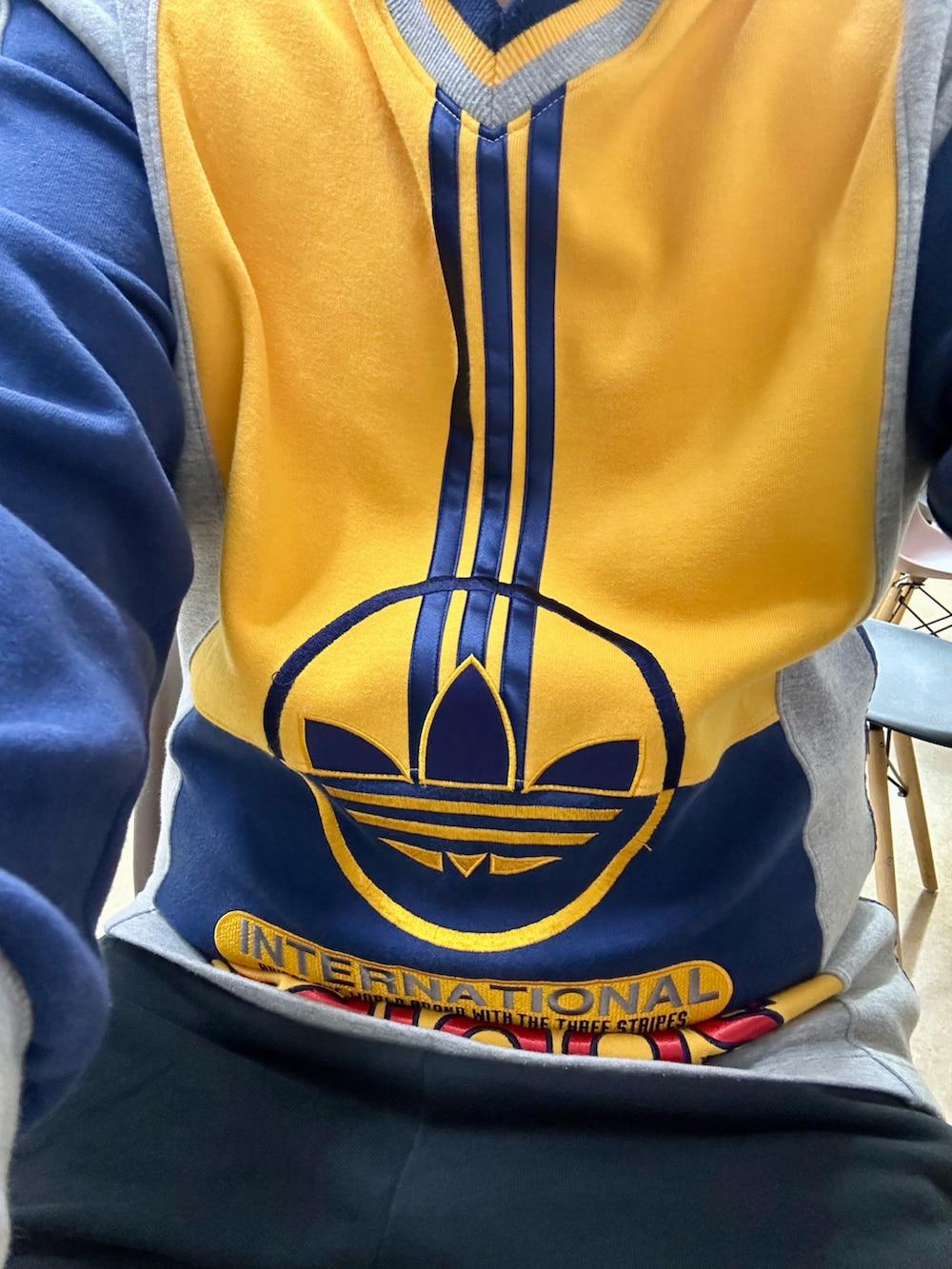 グレー系のトップス、ブルー系のジャケット/アウター、ブラック系のパンツを着用したメンズの秋コーディネートの3枚目の写真