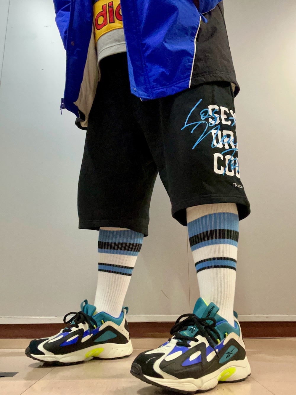 グレー系のトップス、ブルー系のジャケット/アウター、ブラック系のパンツを着用したメンズの秋コーディネートの2枚目の写真