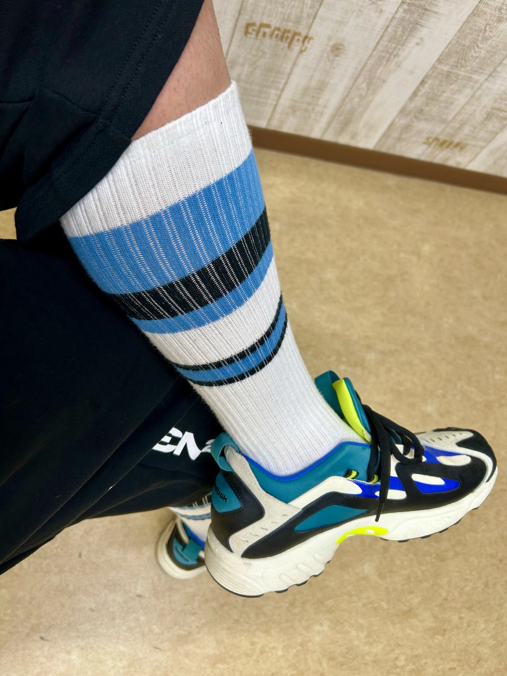 グレー系のトップス、ブルー系のジャケット/アウター、ブラック系のパンツを着用したメンズの秋コーディネートの4枚目の写真