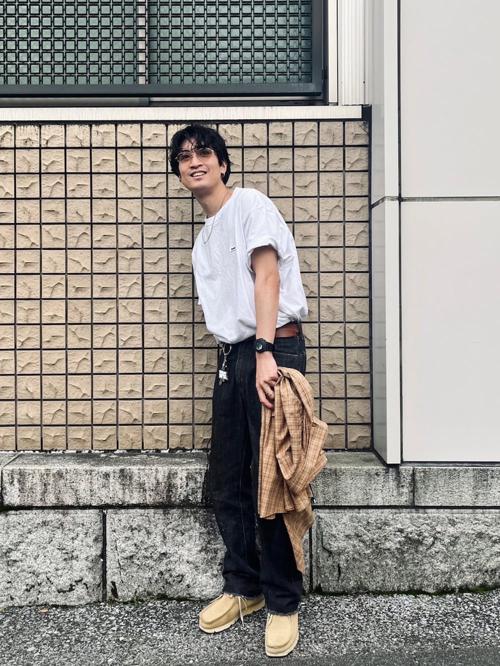 ゴールド系のサングラスを着用したメンズの秋コーディネートの2枚目の写真