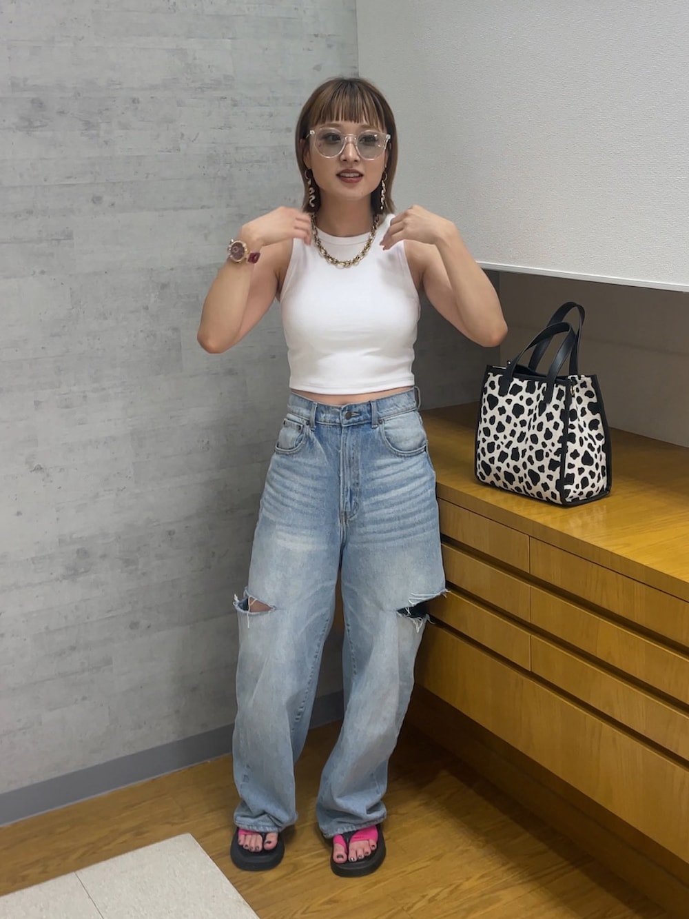 「カラー×コーデ、パンツコーデ、おでかけコーデ、夏コーデ、低身長コーデ、プチプラ、いいね、save、フォローお願いします🤑、アメスリタンク、デニムパンツ、最後の夏コーデ、アツいコーデ全部見せ」｜「靴下屋のアイテム（ソックス/靴下、ピンク系）」を使った、Juriさん（レディース・149cm）の秋コーディネートの3枚目の写真