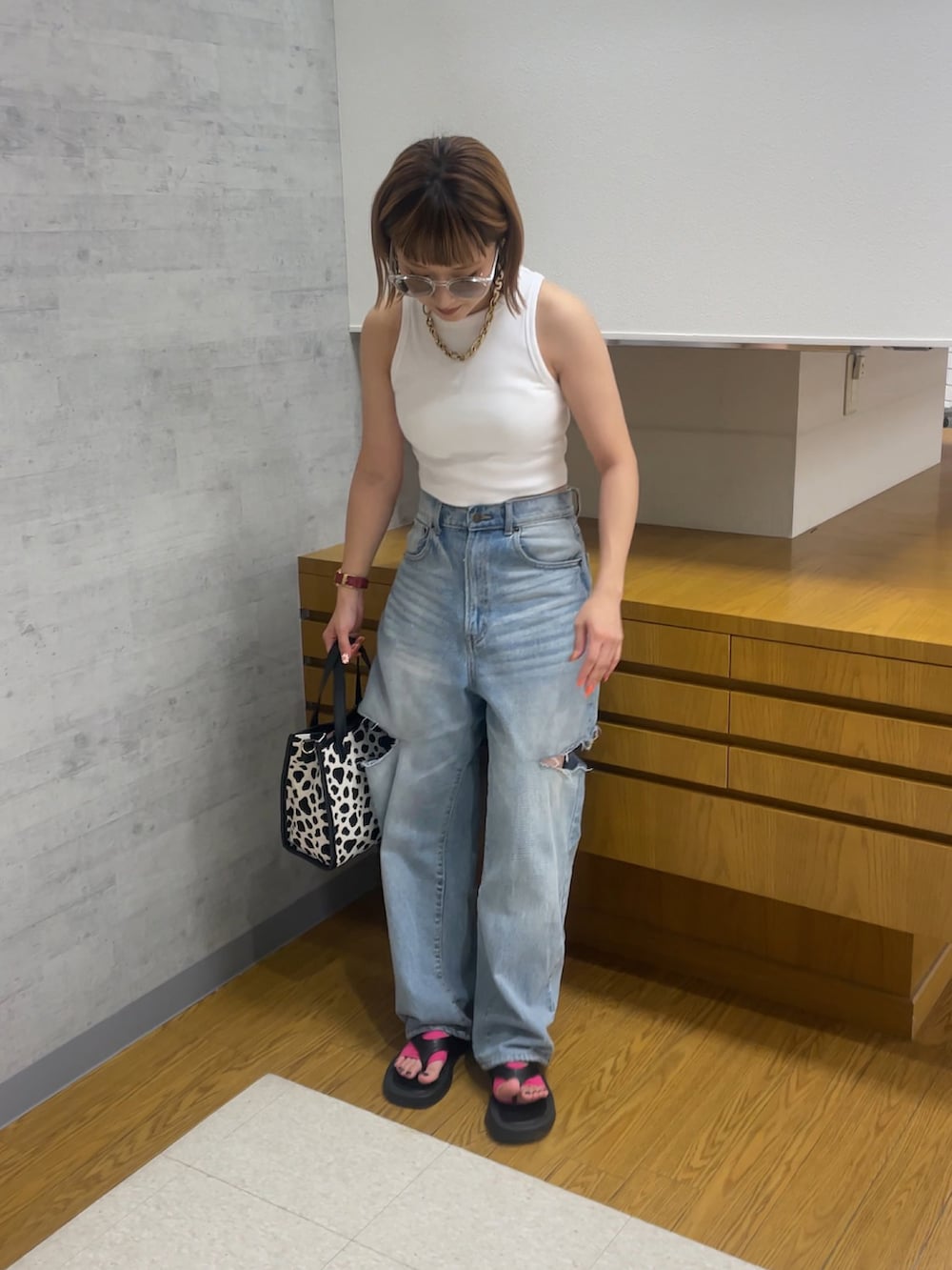 「カラー×コーデ、パンツコーデ、おでかけコーデ、夏コーデ、低身長コーデ、プチプラ、いいね、save、フォローお願いします🤑、アメスリタンク、デニムパンツ、最後の夏コーデ、アツいコーデ全部見せ」｜「靴下屋のアイテム（ソックス/靴下、ピンク系）」を使った、Juriさん（レディース・149cm）の秋コーディネートの2枚目の写真