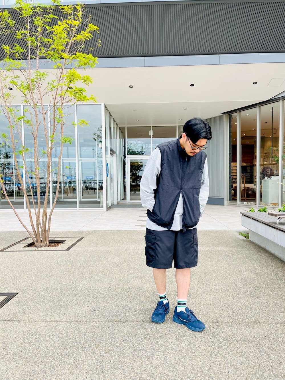 「秋コーデ、ワントーンコーデ、ベスト、ロンT、レイヤードスタイル、ビッグシルエット、シンプル、シンプルスタイル、スポーツミックス、モノトーン、ブラック、黒、モード、スニーカー、810S」｜「CIAOPANIC TYPYの【ユニセックス】ドロストナイロンベスト(セットアップ対応)（ベスト、ブラック系）」を使った、sonohennokazumaさん（メンズ・180cm）の秋コーディネートの2枚目の写真