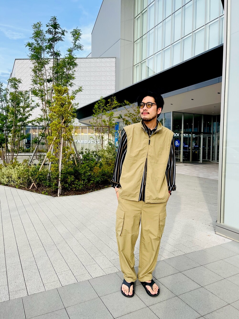 「秋服準備はじめました、秋コーデ、高身長コーデ、メンズコーデ、シャツコーデ、カジュアルコーデ、セットアップ、ベスト、カーゴパンツ、ベージュ」｜「CIAOPANIC TYPYの【ユニセックス】ドロストナイロンベスト(セットアップ対応)（ベスト、ベージュ系）」を使った、sonohennokazumaさん（メンズ・180cm）の秋コーディネートの2枚目の写真