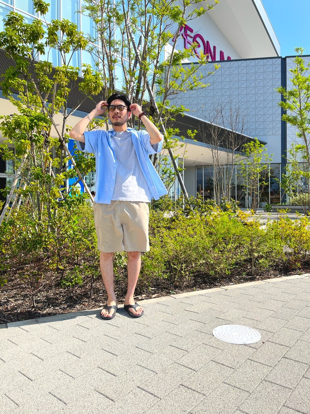 「ビッグシルエット、カジュアル、大人カジュアル、サンダル、サングラス、夏、夏コーデ、メンズコーデ、ラフ、シンプル、シャツスタイル、ストライプ、ショートパンツ、ショーツ、oofos」｜「CIAOPANIC TYPYの柄アソート撥水ナイロンショーツ（パンツ、ベージュ系）」を使った、sonohennokazumaさん（メンズ・180cm）の夏コーディネートの3枚目の写真