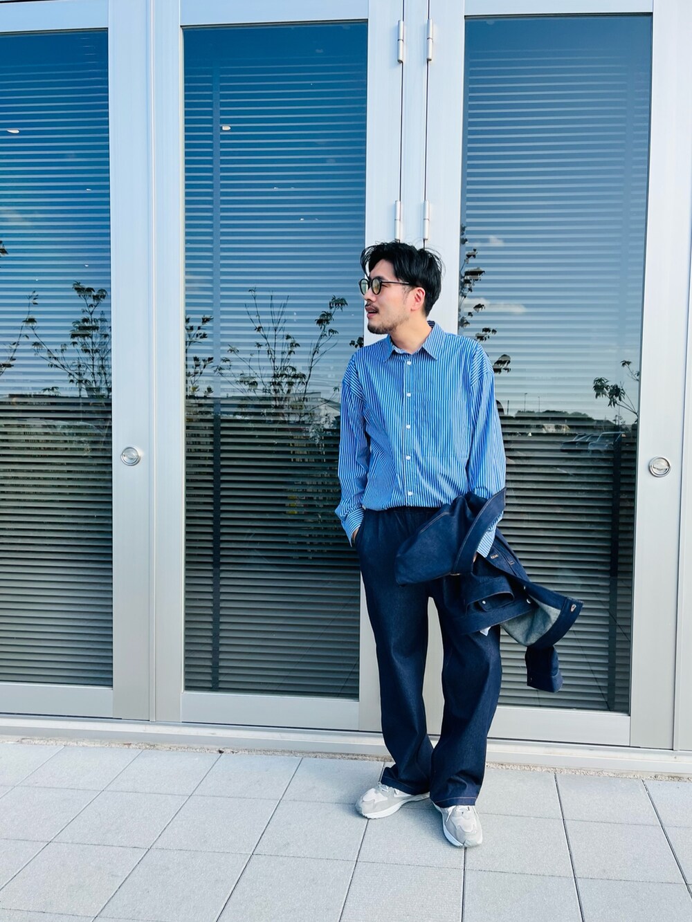 「デニム、秋コーデ、ワーク、シンプル、セットアップ、オトナカジュアル、ワントーンコーデ、カジュアルコーデ、大人コーデ、デニムジャケット、シャツスタイル、ストライプ、ワイドパンツ、スニーカー、810S」｜「GEVACOの【GEVACO / ゲバコ】10ozデニムジャケット（デニムジャケット、ブルー系）」を使った、sonohennokazumaさん（メンズ・180cm）の秋コーディネートの5枚目の写真