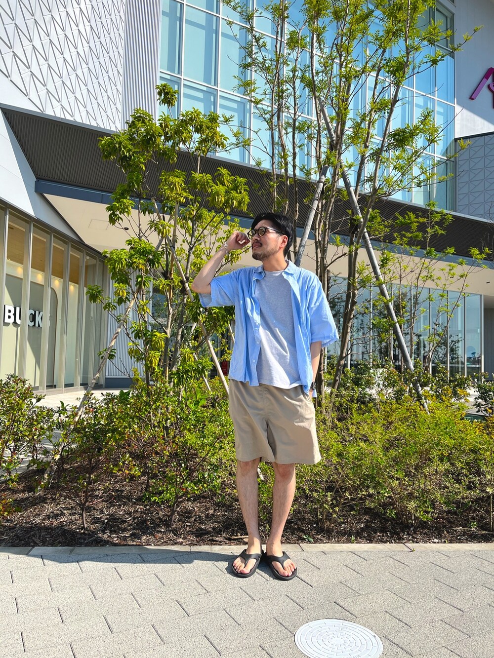「ビッグシルエット、カジュアル、大人カジュアル、サンダル、サングラス、夏、夏コーデ、メンズコーデ、ラフ、シンプル、シャツスタイル、ストライプ、ショートパンツ、ショーツ、oofos」｜「CIAOPANIC TYPYの柄アソート撥水ナイロンショーツ（パンツ、ベージュ系）」を使った、sonohennokazumaさん（メンズ・180cm）の夏コーディネートの2枚目の写真