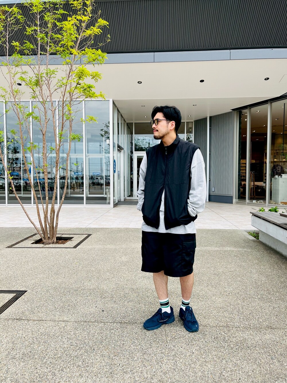 「秋コーデ、ワントーンコーデ、ベスト、ロンT、レイヤードスタイル、ビッグシルエット、シンプル、シンプルスタイル、スポーツミックス、モノトーン、ブラック、黒、モード、スニーカー、810S」｜「CIAOPANIC TYPYの【ユニセックス】ドロストナイロンベスト(セットアップ対応)（ベスト、ブラック系）」を使った、sonohennokazumaさん（メンズ・180cm）の秋コーディネートの3枚目の写真