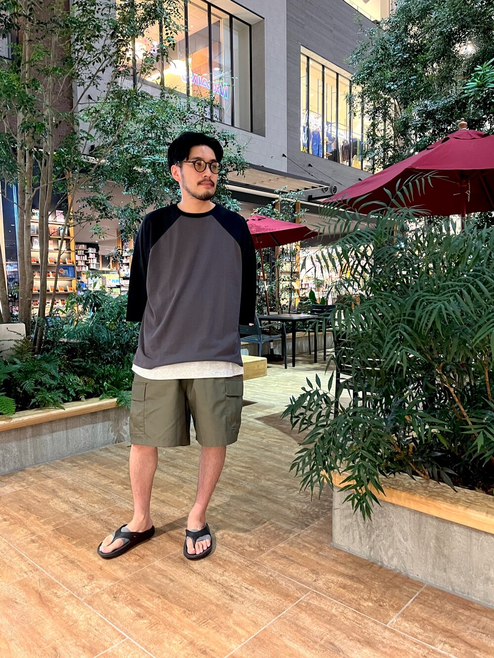 「メンズファッション、シンプルスタイル、大人カジュアル、夏コーデ、お出かけコーデ、休日コーデ、高身長コーデ、レイヤードスタイル、ビッグシルエット、Tシャツ、ハーフパンツ、ミリタリー、カーゴ、サングラス、サンダル」｜「CIAOPANIC TYPYのUSAコットンラグランスリーブTee（Tシャツ/カットソー、ブラック系）」を使った、sonohennokazumaさん（メンズ・180cm）の夏コーディネートの2枚目の写真
