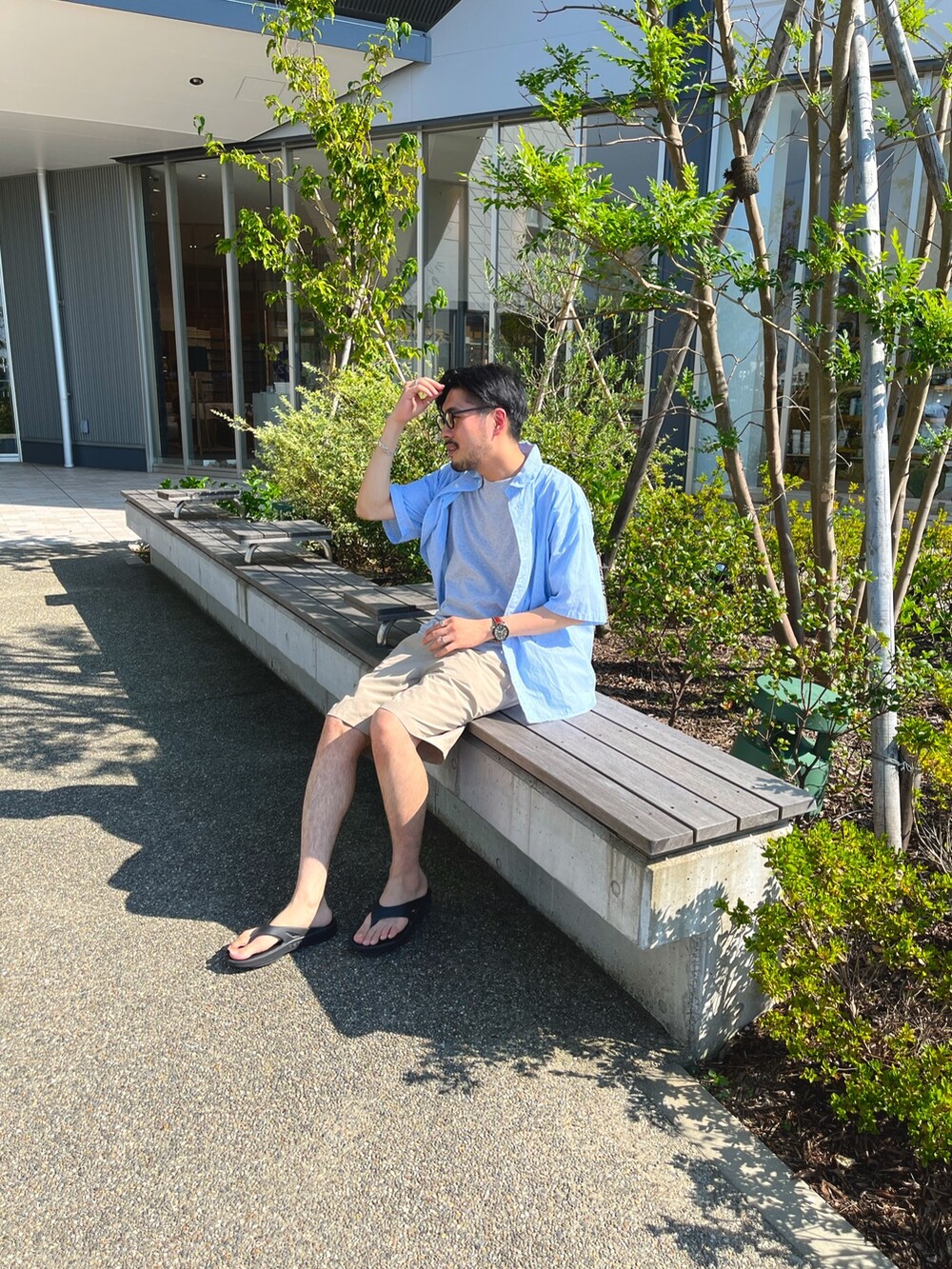 「ビッグシルエット、カジュアル、大人カジュアル、サンダル、サングラス、夏、夏コーデ、メンズコーデ、ラフ、シンプル、シャツスタイル、ストライプ、ショートパンツ、ショーツ、oofos」｜「CIAOPANIC TYPYの柄アソート撥水ナイロンショーツ（パンツ、ベージュ系）」を使った、sonohennokazumaさん（メンズ・180cm）の夏コーディネートの5枚目の写真