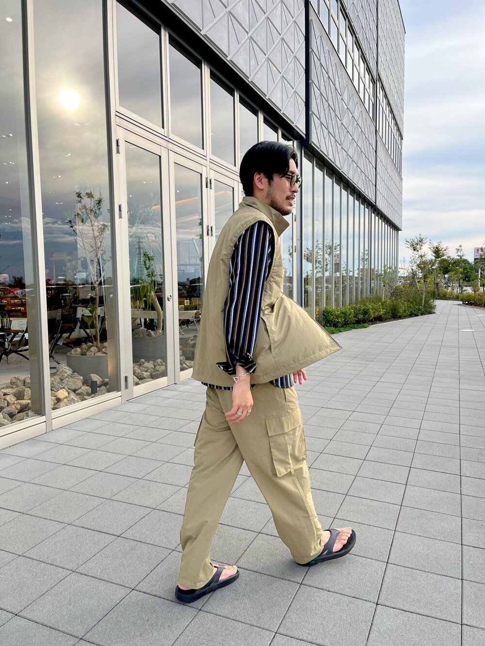「秋服準備はじめました、秋コーデ、高身長コーデ、メンズコーデ、シャツコーデ、カジュアルコーデ、セットアップ、ベスト、カーゴパンツ、ベージュ」｜「CIAOPANIC TYPYの【ユニセックス】ドロストナイロンベスト(セットアップ対応)（ベスト、ベージュ系）」を使った、sonohennokazumaさん（メンズ・180cm）の秋コーディネートの4枚目の写真