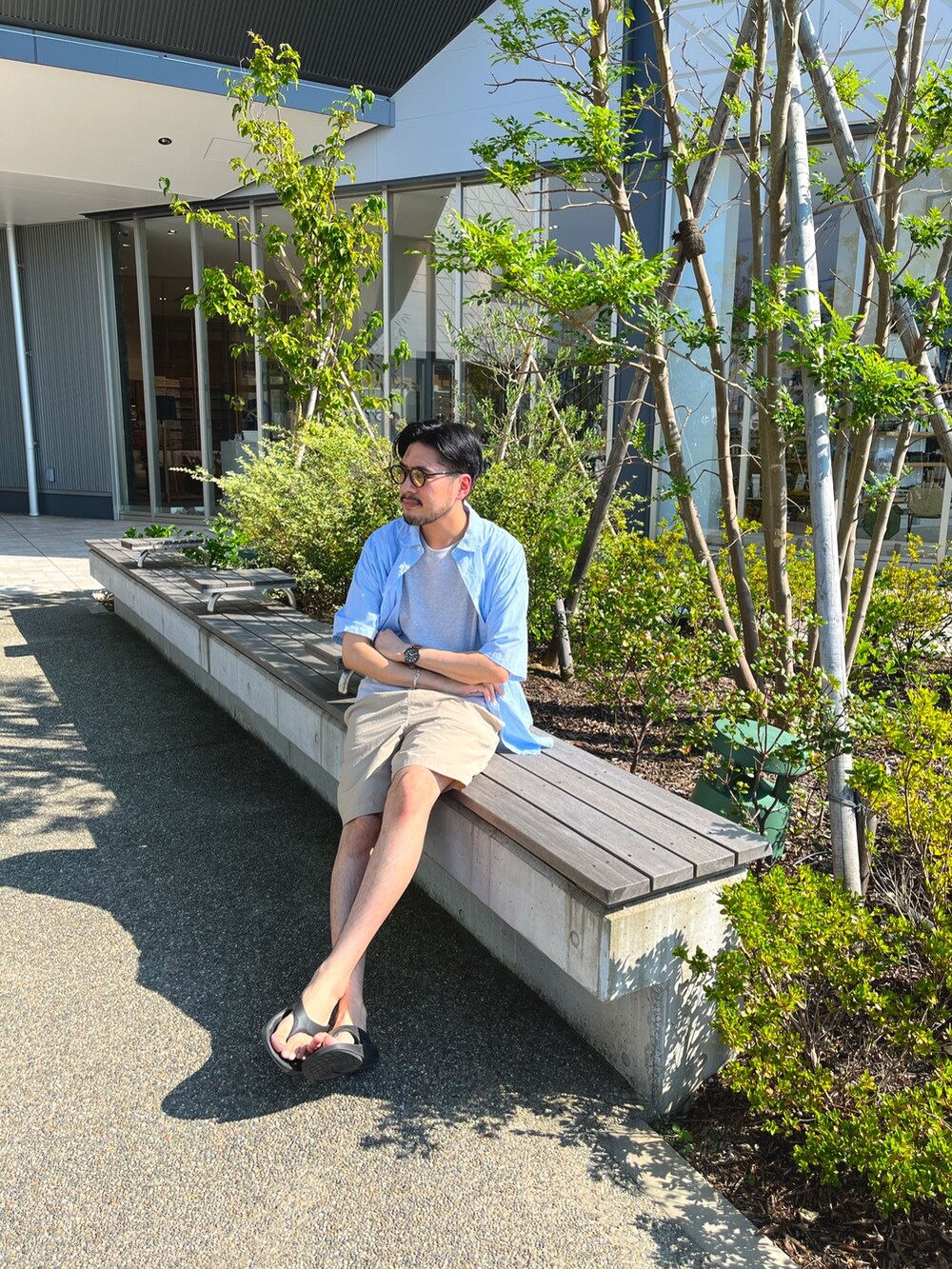 「ビッグシルエット、カジュアル、大人カジュアル、サンダル、サングラス、夏、夏コーデ、メンズコーデ、ラフ、シンプル、シャツスタイル、ストライプ、ショートパンツ、ショーツ、oofos」｜「CIAOPANIC TYPYの柄アソート撥水ナイロンショーツ（パンツ、ベージュ系）」を使った、sonohennokazumaさん（メンズ・180cm）の夏コーディネートの4枚目の写真