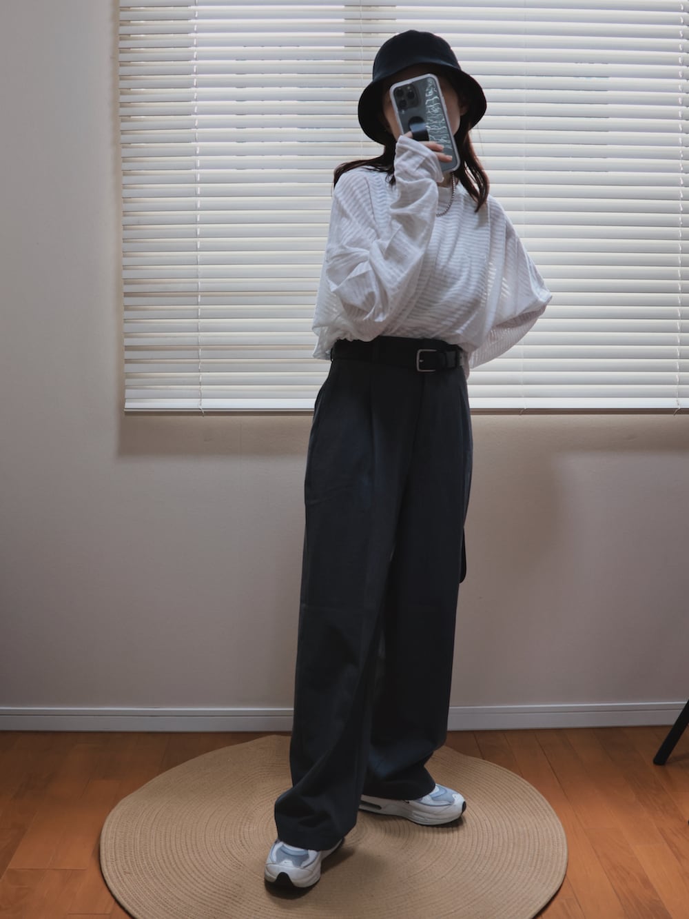 ホワイト系のTシャツ/カットソー、グレー系のパンツ、グレー系のスニーカーを着用したレディースの夏コーディネートの2枚目の写真