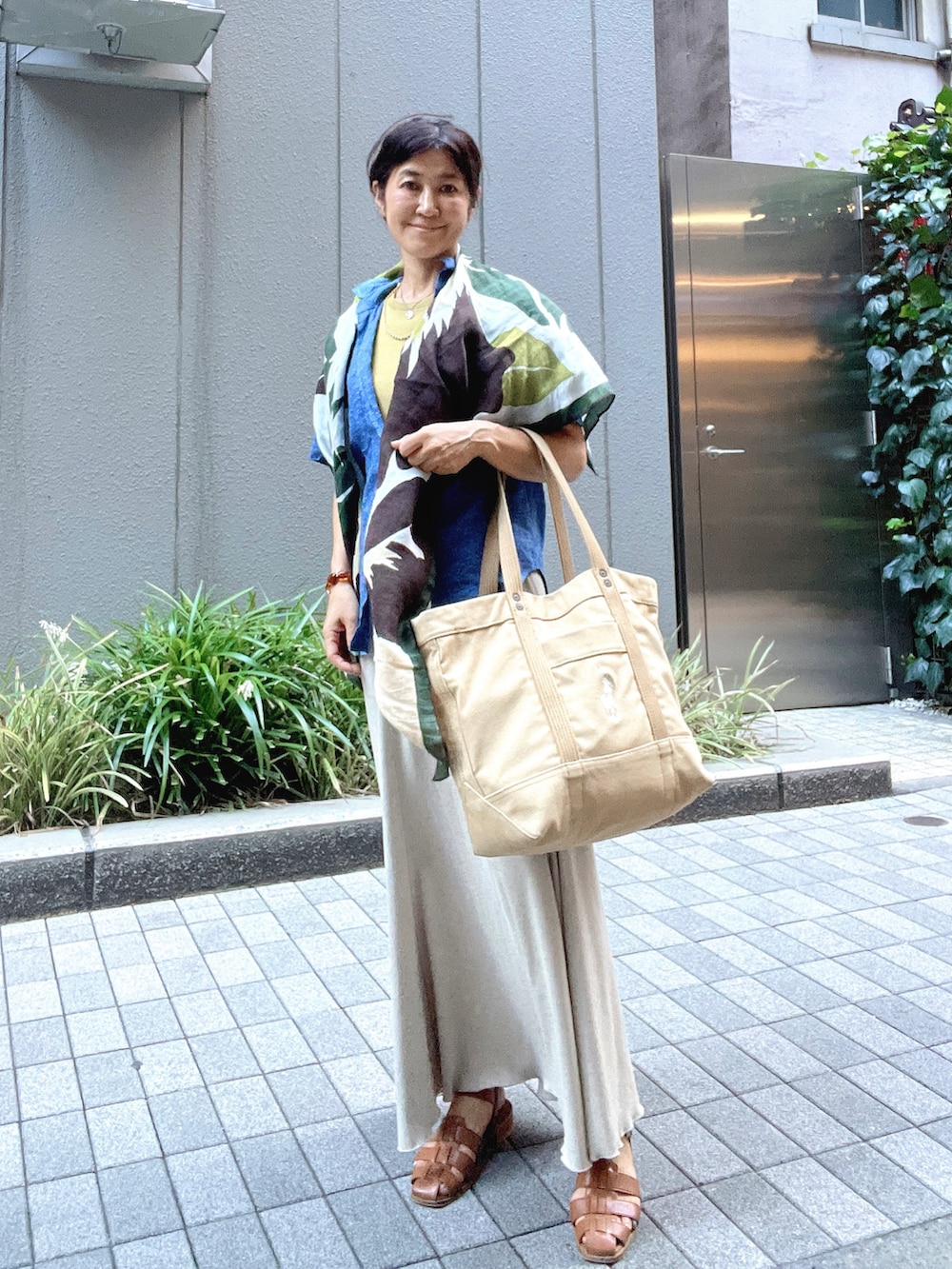 「休日スタイル、シャツコーデ、スカーフ、大人カジュアル」｜「MADEMOISELLE ROPE'のドライジャージーヘムフレアスカート（スカート、ベージュ系）」を使った、あやこさん（レディース・158cm）の秋コーディネートの2枚目の写真