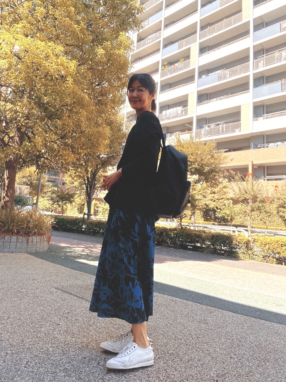 「秋コーデ、シンプルコーデ、ロングスカート、大人可愛い、スニーカー」｜「Onitsuka TigerのMEXICO 66 SLIP-ON / メキシコ 66 スリッポン（スリッポン、ホワイト系）」を使った、あやこさん（レディース・158cm）の秋コーディネートの2枚目の写真