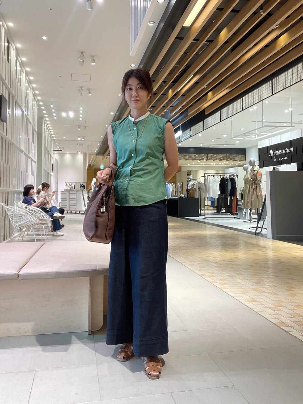 「大人カジュアル、パンツコーデ」｜「ANAYIのデニムライクパンツ（その他パンツ、ブルー系）」を使った、あやこさん（レディース・158cm）の夏コーディネートの3枚目の写真