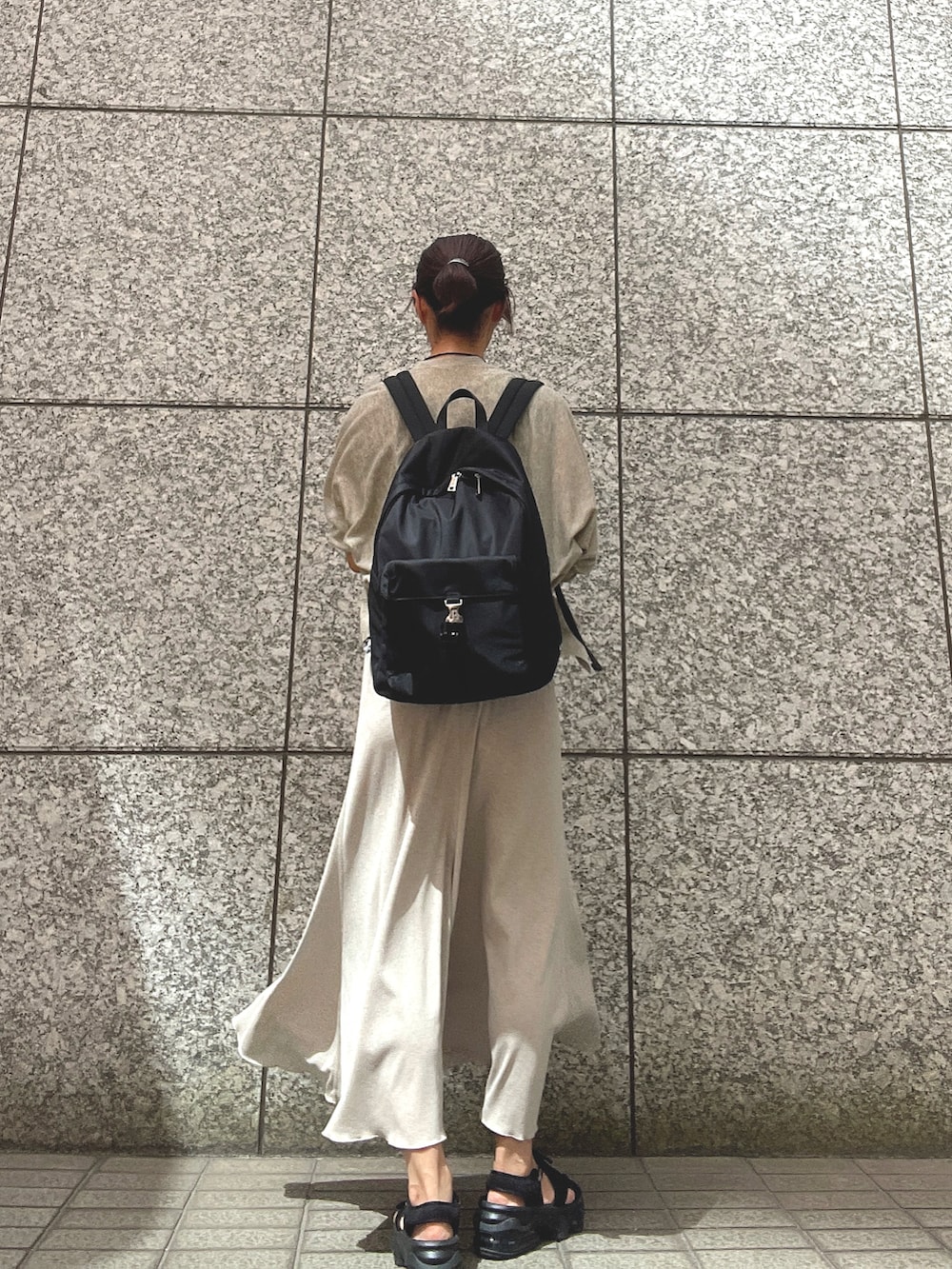 「オトナカジュアル、休日コーデ、夏コーデ、ニットスカート」｜「MADEMOISELLE ROPE'のドライジャージーヘムフレアスカート（スカート、ベージュ系）」を使った、あやこさん（レディース・158cm）の夏コーディネートの3枚目の写真