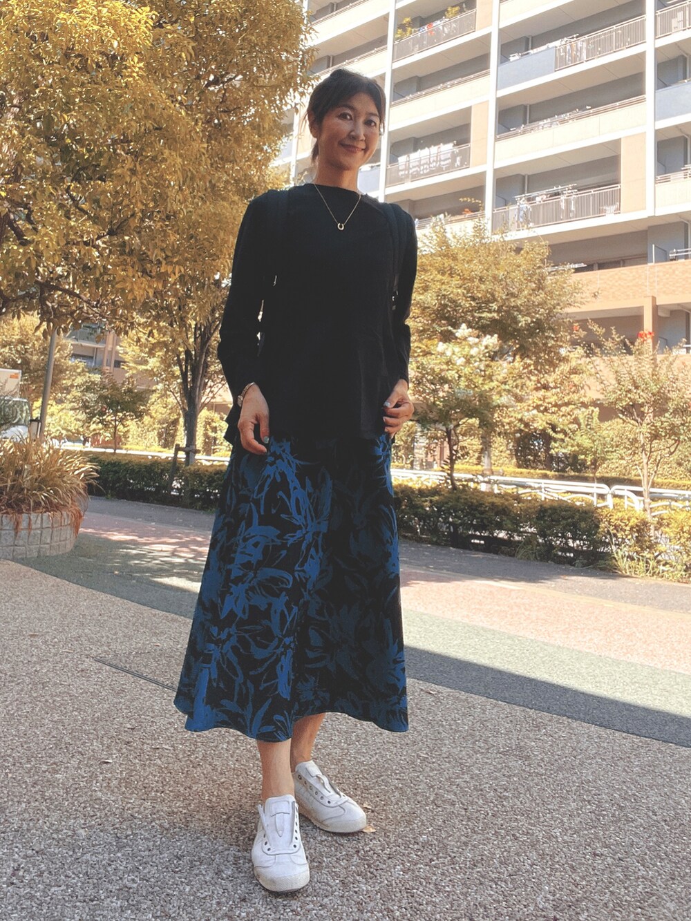 「秋コーデ、大人可愛い、ロングスカート、スニーカー、お仕事コーデ」｜「groveの布帛切り替えペプラムプルオーバー（Tシャツ/カットソー、ブラック系）」を使った、あやこさん（レディース・158cm）の秋コーディネートの2枚目の写真
