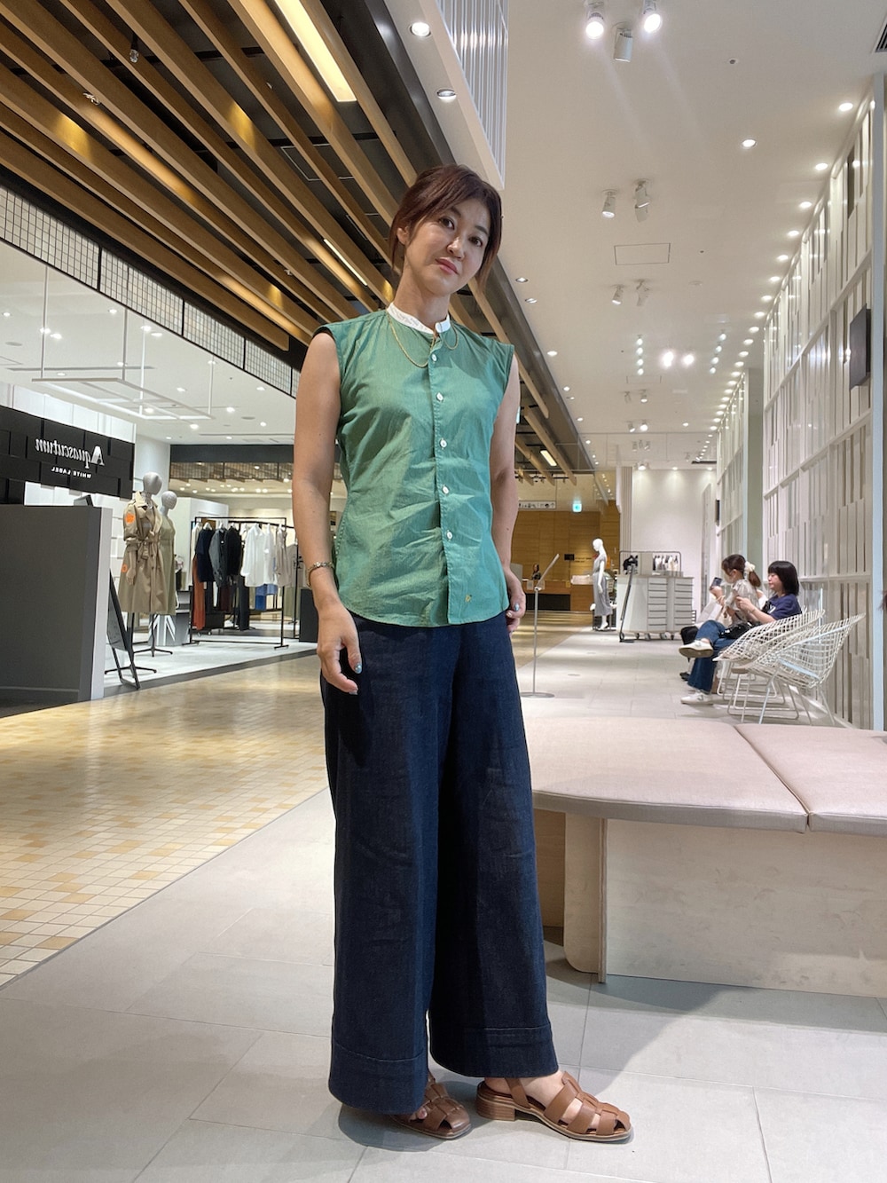 「大人カジュアル、パンツコーデ」｜「ANAYIのデニムライクパンツ（その他パンツ、ブルー系）」を使った、あやこさん（レディース・158cm）の夏コーディネートの2枚目の写真