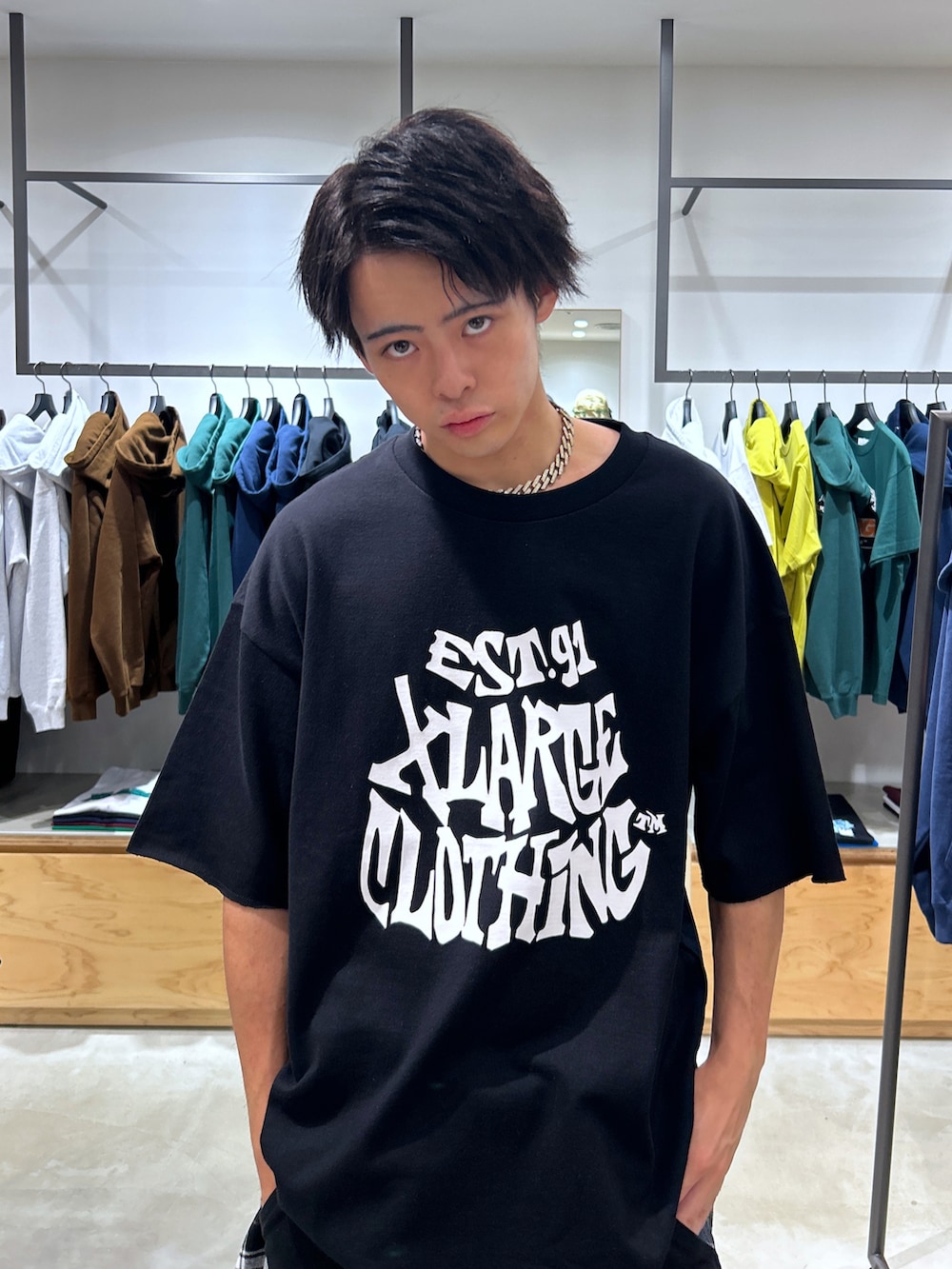 ブラック系のシャツ/ブラウスを着用したメンズの秋コーディネートの4枚目の写真