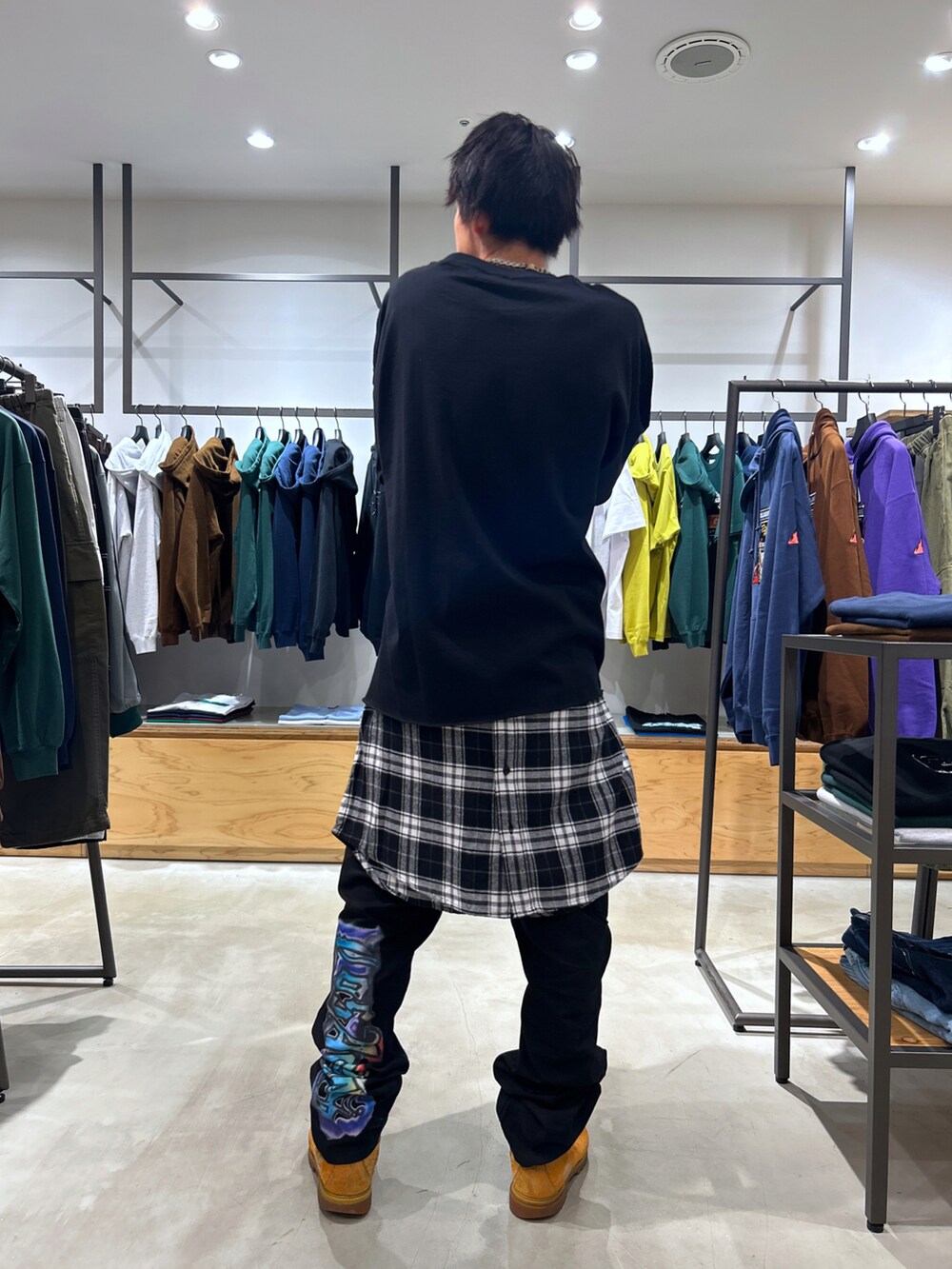 ブラック系のシャツ/ブラウスを着用したメンズの秋コーディネートの3枚目の写真