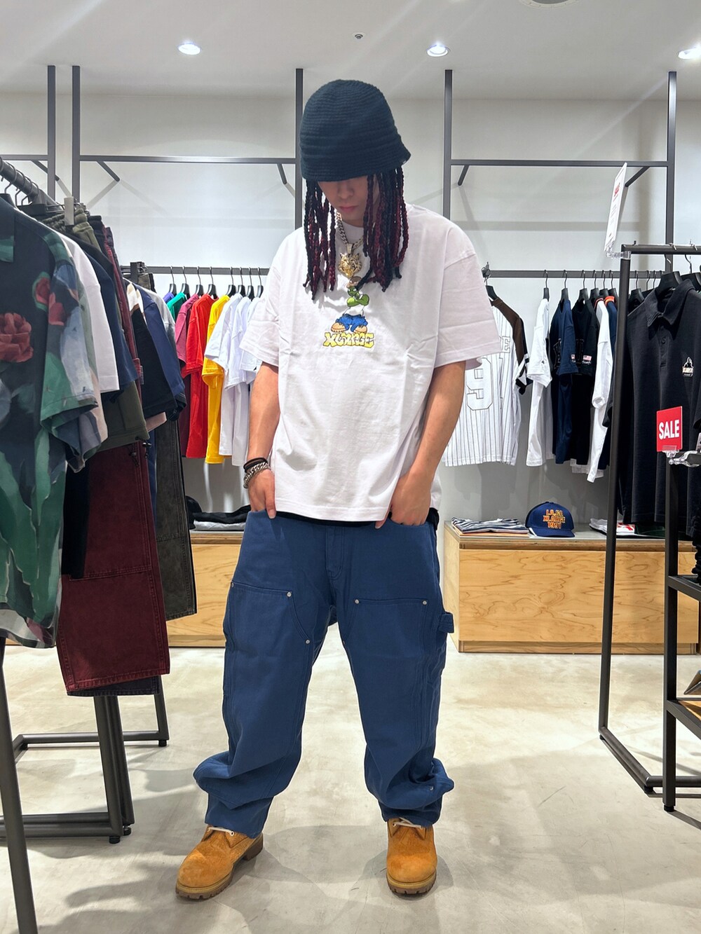 ホワイト系のTシャツ/カットソー、ブラック系のハットを着用したメンズの夏コーディネートの3枚目の写真