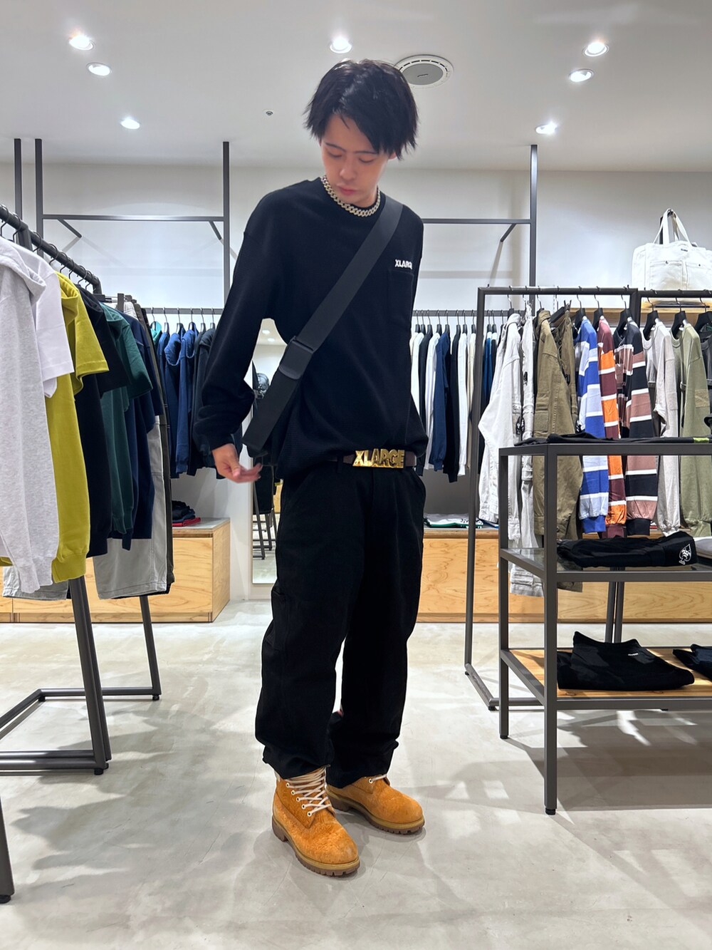 ブラック系のショルダーバッグを着用したメンズの夏コーディネートの3枚目の写真