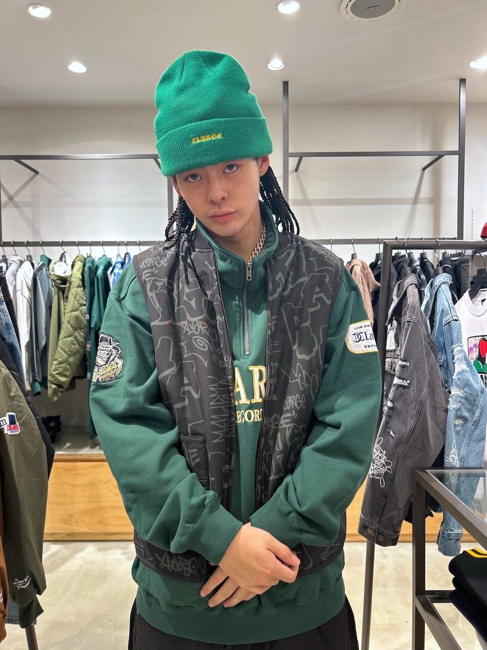 ブラック系のベスト、ブラック系のカーゴパンツ、グリーン系のスウェットを着用したメンズの秋コーディネートの3枚目の写真