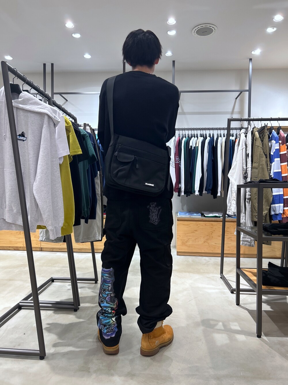 ブラック系のショルダーバッグを着用したメンズの夏コーディネートの2枚目の写真