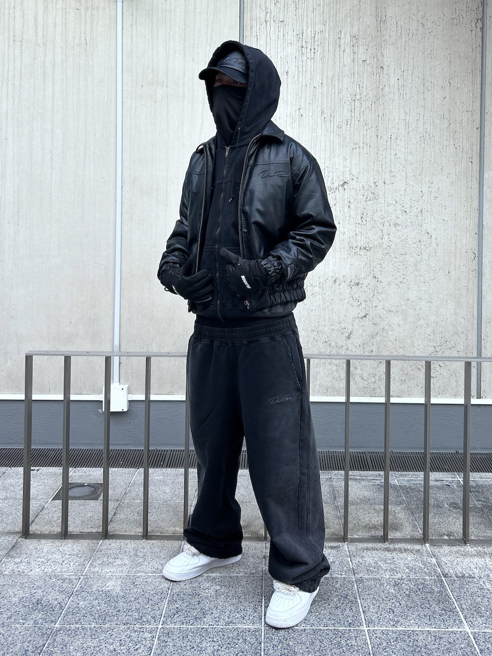 ブラック系のその他アウター、ブラック系のパーカー、ブラック系のスウェットパンツを着用したメンズの冬コーディネートの3枚目の写真