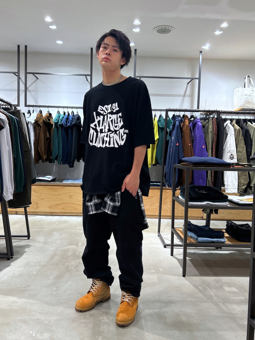 ブラック系のシャツ/ブラウスを着用したメンズの秋コーディネートの2枚目の写真