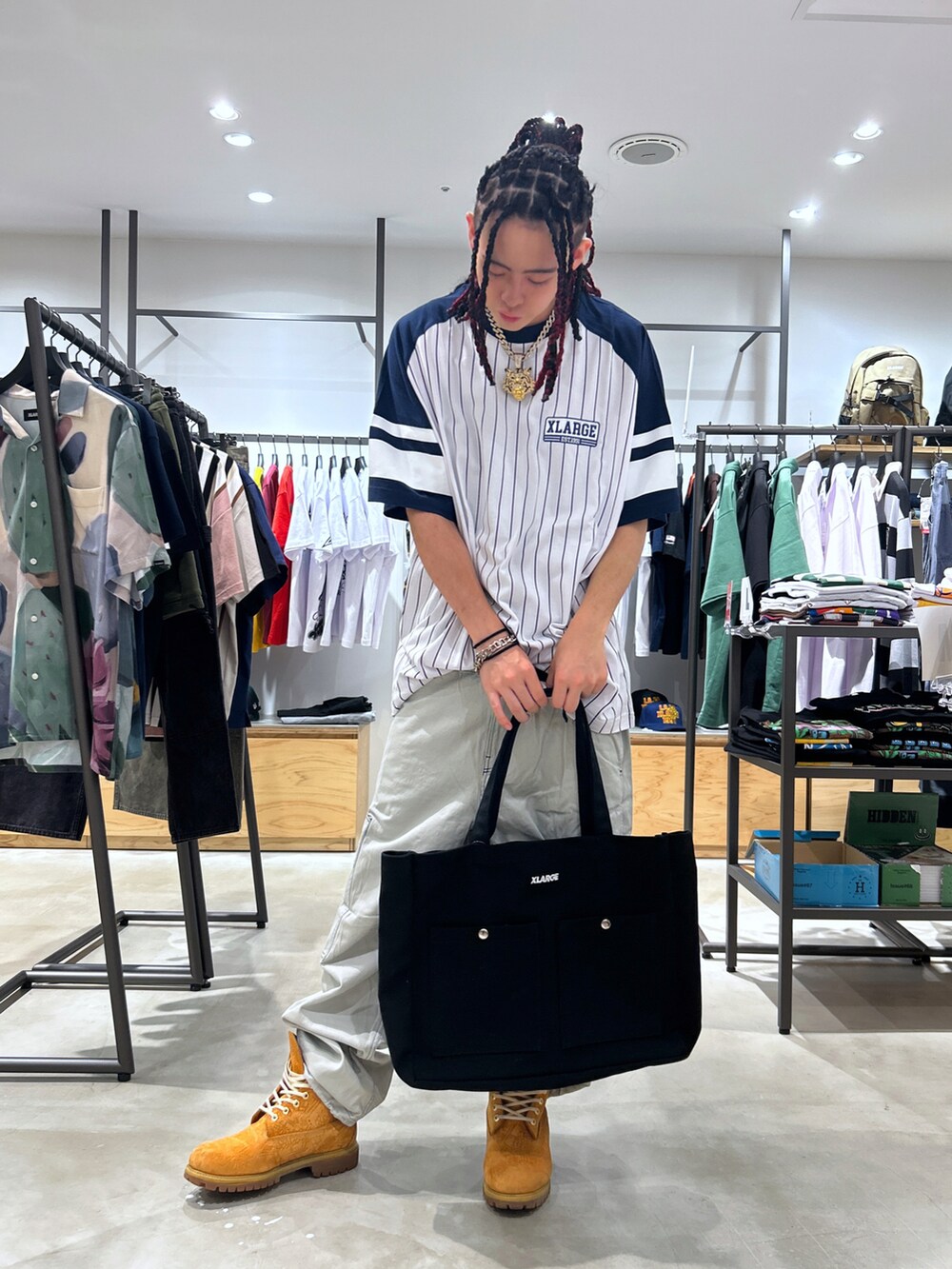 ブルー系のTシャツ/カットソー、グレー系のカーゴパンツを着用したメンズの夏コーディネートの2枚目の写真