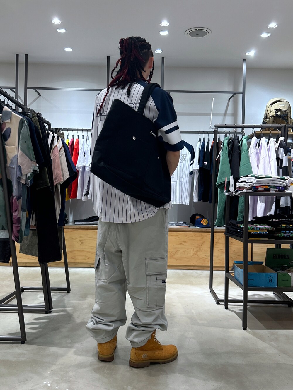 ブルー系のTシャツ/カットソー、グレー系のカーゴパンツを着用したメンズの夏コーディネートの3枚目の写真