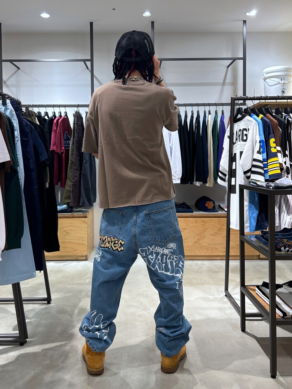 ベージュ系のTシャツ/カットソー、ブルー系のその他パンツを着用したメンズの夏コーディネートの3枚目の写真