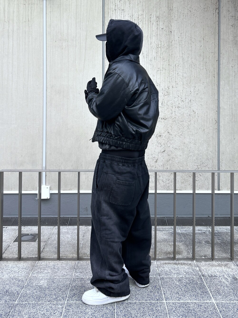 ブラック系のその他アウター、ブラック系のパーカー、ブラック系のスウェットパンツを着用したメンズの冬コーディネートの4枚目の写真