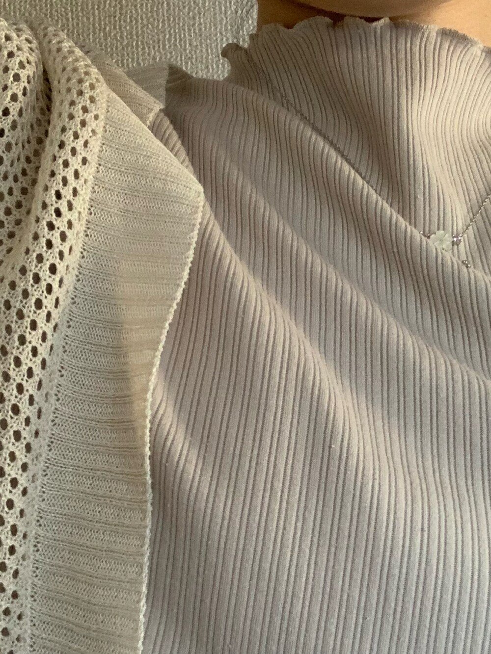 ベージュ系のジャケット/アウター、ブラック系のスカート、ブルー系のパンプスを着用したレディースの春コーディネートの2枚目の写真