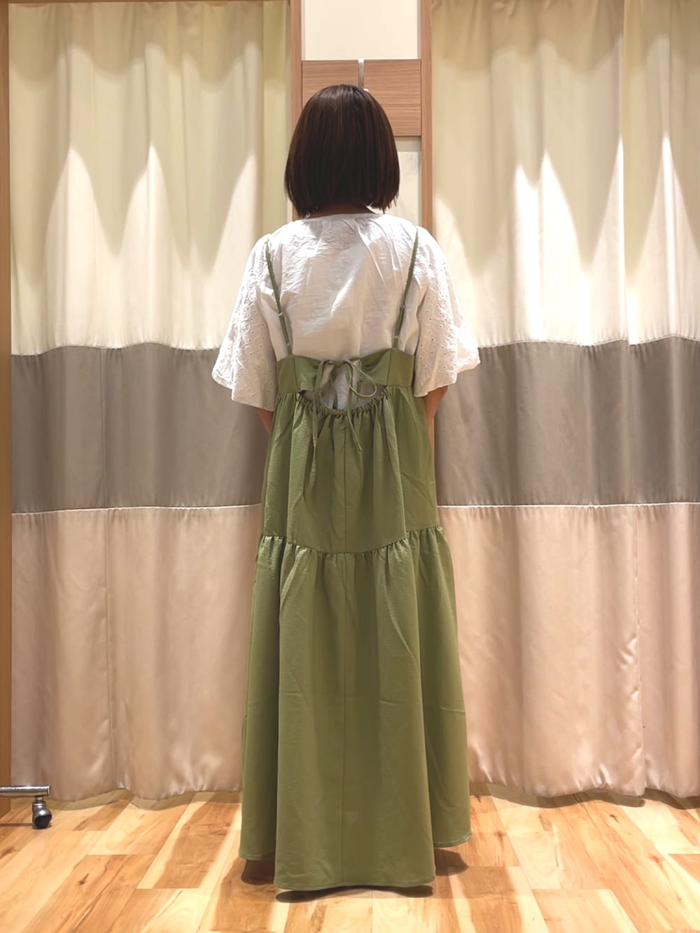 グリーン系のワンピース、ホワイト系のシャツ/ブラウスを着用したレディースの夏コーディネートの4枚目の写真