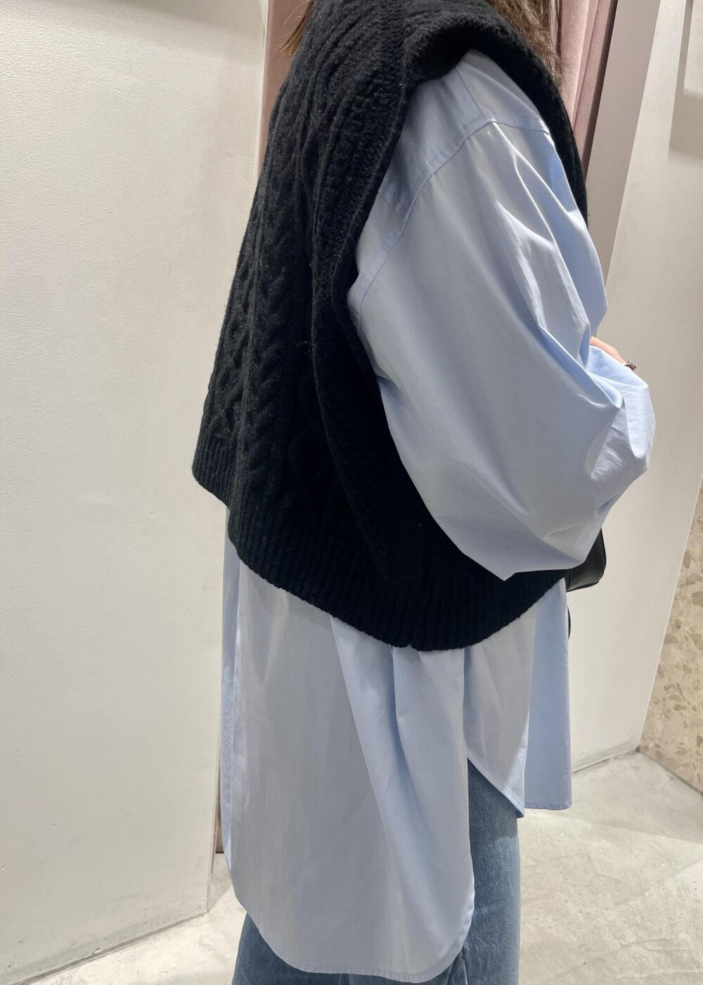 「ブラック、ショルダーバッグ、ハンドバッグ、シャツ、ベスト、パンツ、ブルー、デニム、パンプス、ミュール、ADAM ET ROPÉ、FEMME、高身長、ブルべ、大人カジュアル」｜「ADAM ET ROPE'の【サステナブル・2WAY】ロゴボストンバッグ（ボストンバッグ、ブラック系）」を使った、MIYAさん（レディース・165cm）の秋コーディネートの5枚目の写真