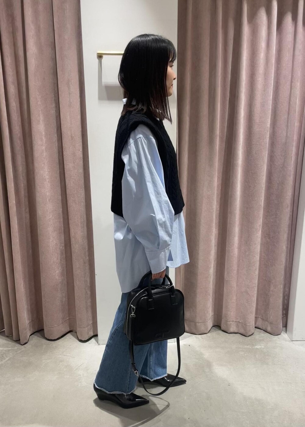 「ブラック、ショルダーバッグ、ハンドバッグ、シャツ、ベスト、パンツ、ブルー、デニム、パンプス、ミュール、ADAM ET ROPÉ、FEMME、高身長、ブルべ、大人カジュアル」｜「ADAM ET ROPE'の【サステナブル・2WAY】ロゴボストンバッグ（ボストンバッグ、ブラック系）」を使った、MIYAさん（レディース・165cm）の秋コーディネートの3枚目の写真