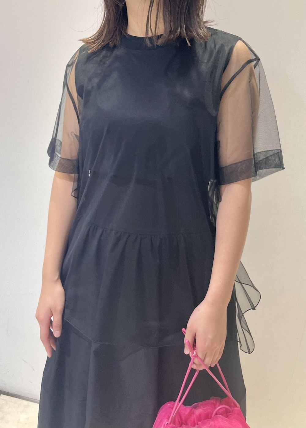 「ピンク、ブラック、チュール、サンダル、ADAM ET ROPÉ、FEMME、きれいめ、フェミニン、オケージョン、パーティー、結婚式、二次会、23SS夏の新作、体型カバー、スタイルアップ」｜「ADAM ET ROPE'のウエストシェイプギャザースカート（スカート、ブラック系）」を使った、MIYAさん（レディース・165cm）の夏コーディネートの4枚目の写真