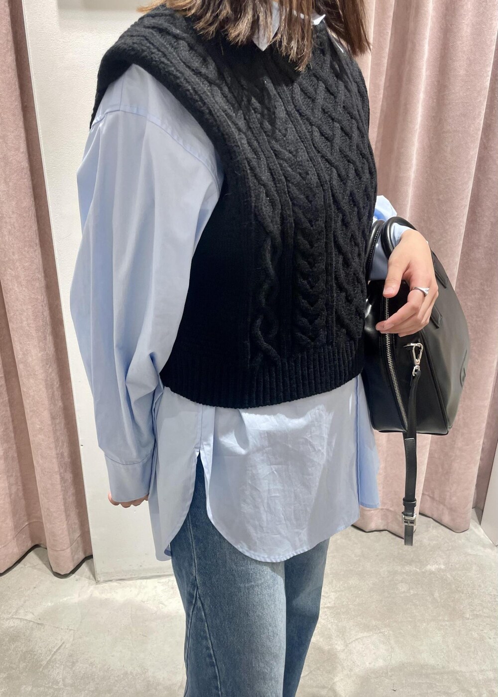 「ブラック、ショルダーバッグ、ハンドバッグ、シャツ、ベスト、パンツ、ブルー、デニム、パンプス、ミュール、ADAM ET ROPÉ、FEMME、高身長、ブルべ、大人カジュアル」｜「ADAM ET ROPE'の【サステナブル・2WAY】ロゴボストンバッグ（ボストンバッグ、ブラック系）」を使った、MIYAさん（レディース・165cm）の秋コーディネートの4枚目の写真