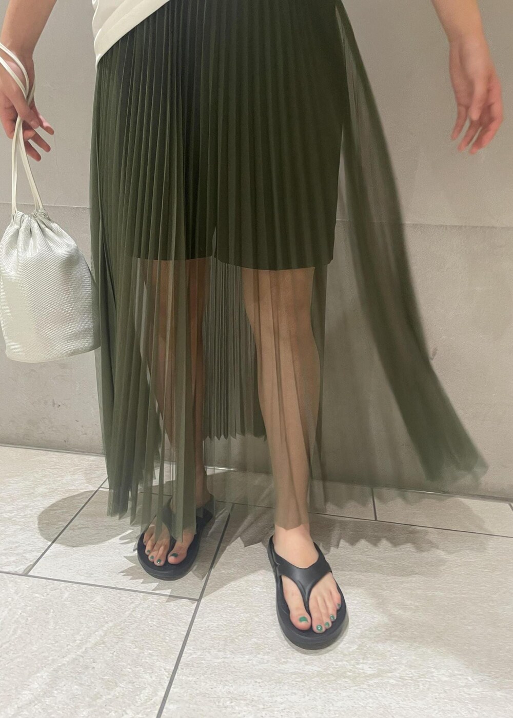 「ショートパンツ、ホワイト、ノースリーブ、カーキ、サンダル、ADAM ET ROPÉ、FEMME、高身長、イエベ、きれいめカジュアル、カジュアル、大人カジュアル、春、夏、春コーデ」｜「ADAM ET ROPE'の【サステナブル】ウエストロゴサテンショートパンツ（その他パンツ、ブラック系）」を使った、MIYAさん（レディース・165cm）の夏コーディネートの5枚目の写真