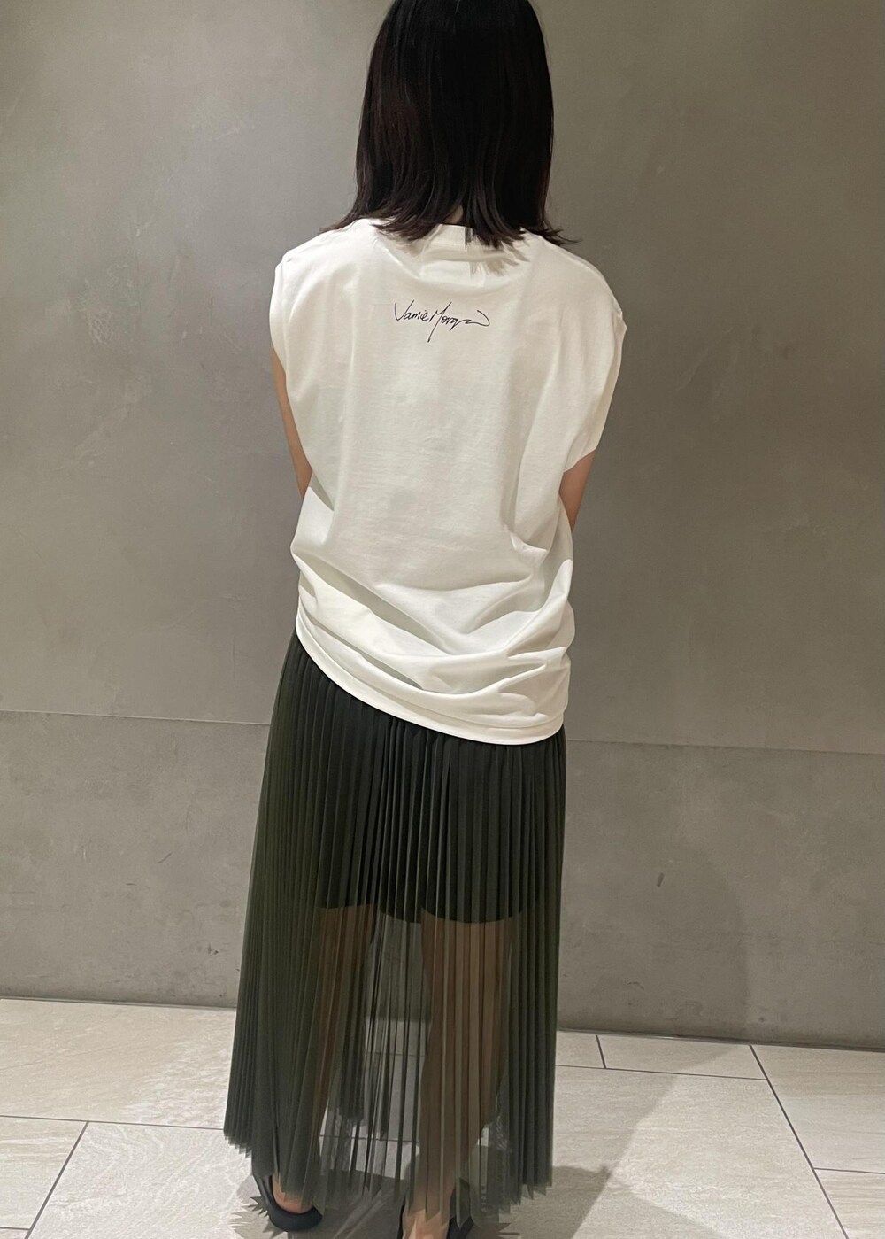 「ショートパンツ、ホワイト、ノースリーブ、カーキ、サンダル、ADAM ET ROPÉ、FEMME、高身長、イエベ、きれいめカジュアル、カジュアル、大人カジュアル、春、夏、春コーデ」｜「ADAM ET ROPE'の【サステナブル】ウエストロゴサテンショートパンツ（その他パンツ、ブラック系）」を使った、MIYAさん（レディース・165cm）の夏コーディネートの3枚目の写真