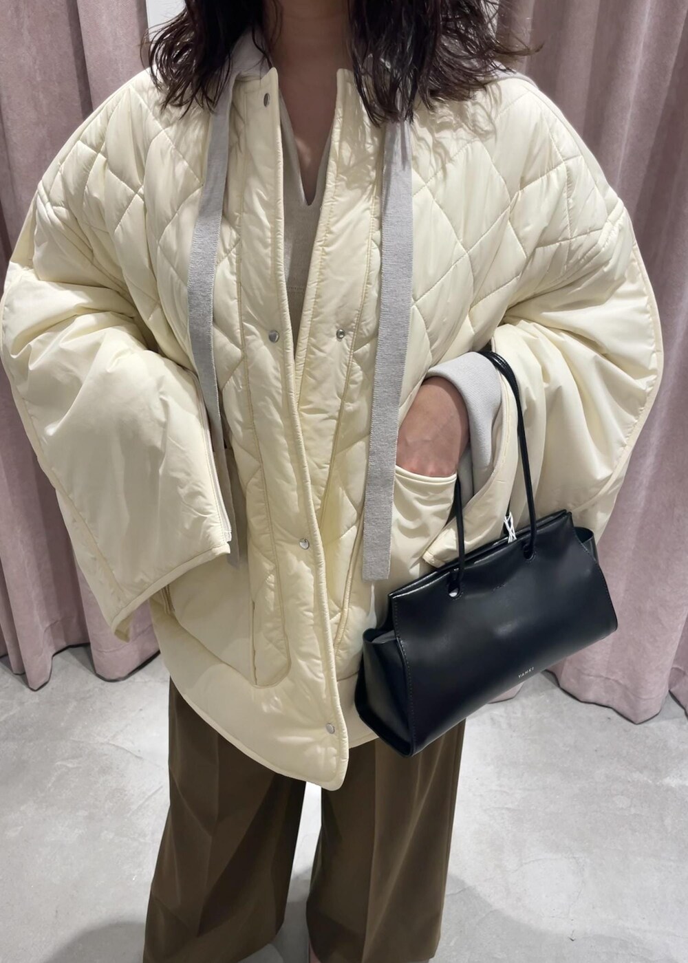 「LUMINE10%、LUMINE10%OFF、ルミネ10%、ルミネ10%OFF、バッグ、ブルゾン、ADAM ET ROPÉ、FEMME、サステナブル、低身長、高身長、イエベ、きれいめカジュアル、カジュアル、大人カジュアル」|「ADAM ET ROPE'のメタリックバレエ(バレエシューズ、シルバー系)」を使った、MIYAさん(レディース・165cm)の秋コーディネートの4枚目の写真