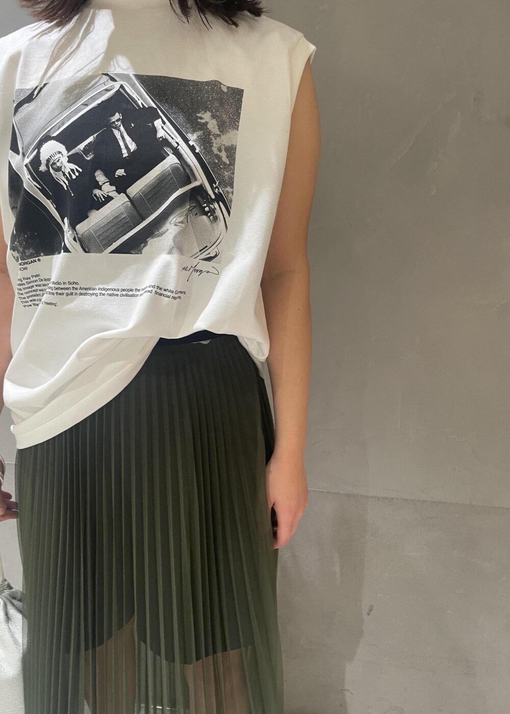 「ショートパンツ、ホワイト、ノースリーブ、カーキ、サンダル、ADAM ET ROPÉ、FEMME、高身長、イエベ、きれいめカジュアル、カジュアル、大人カジュアル、春、夏、春コーデ」｜「ADAM ET ROPE'の【サステナブル】ウエストロゴサテンショートパンツ（その他パンツ、ブラック系）」を使った、MIYAさん（レディース・165cm）の夏コーディネートの4枚目の写真