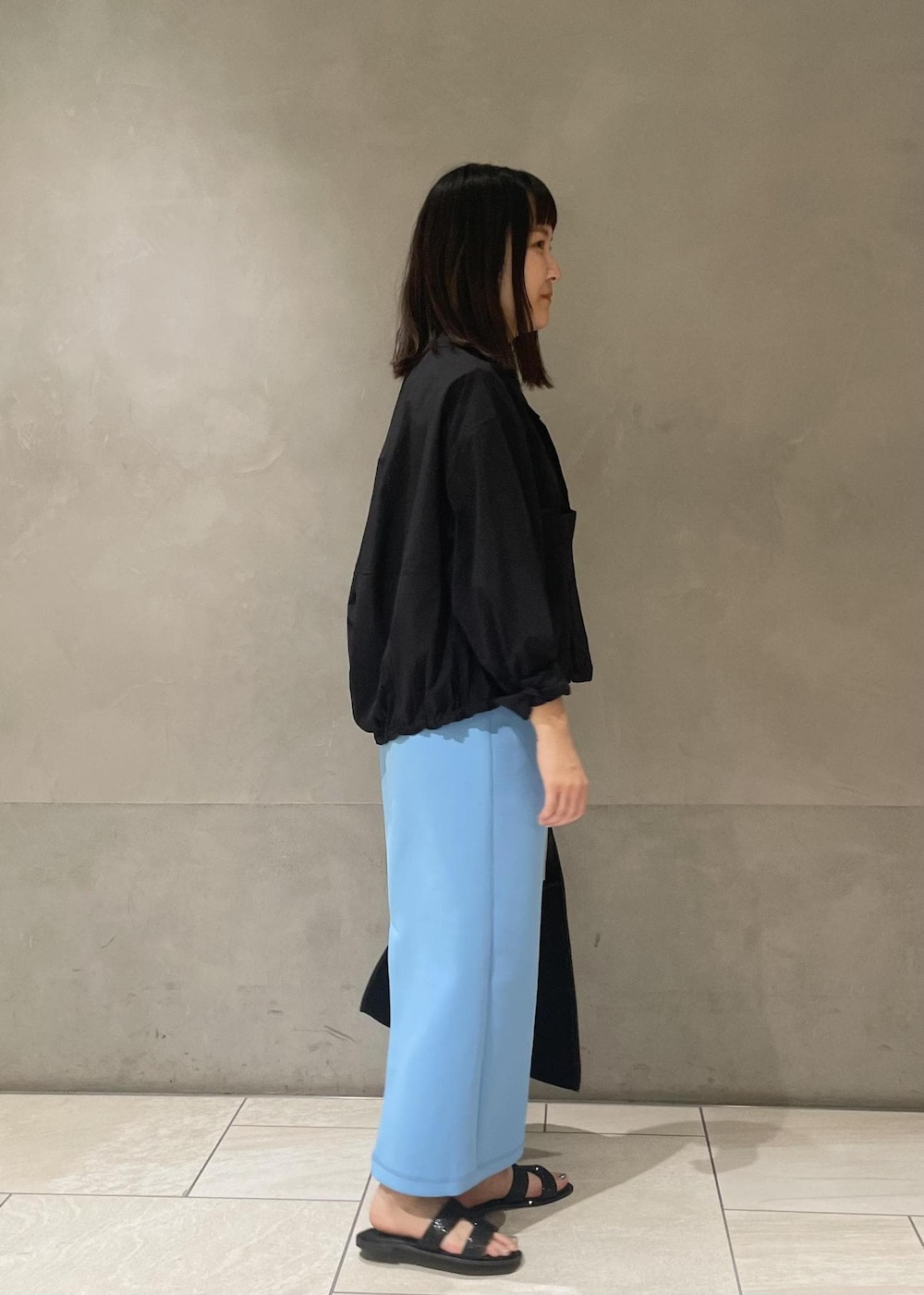 「LUMINE、ルミネ、ブラック、トートバッグ、シャツ、ブルー、サンダル、ADAM ET ROPÉ、FEMME、骨格ストレート、ブルべ、きれいめカジュアル、大人カジュアル、フェミニン、スポーティー」｜「ADAM ET ROPE'の【定番人気】Iストラップラインストーンサンダル（サンダル、ブラック系）」を使った、MIYAさん（レディース・165cm）の春コーディネートの2枚目の写真