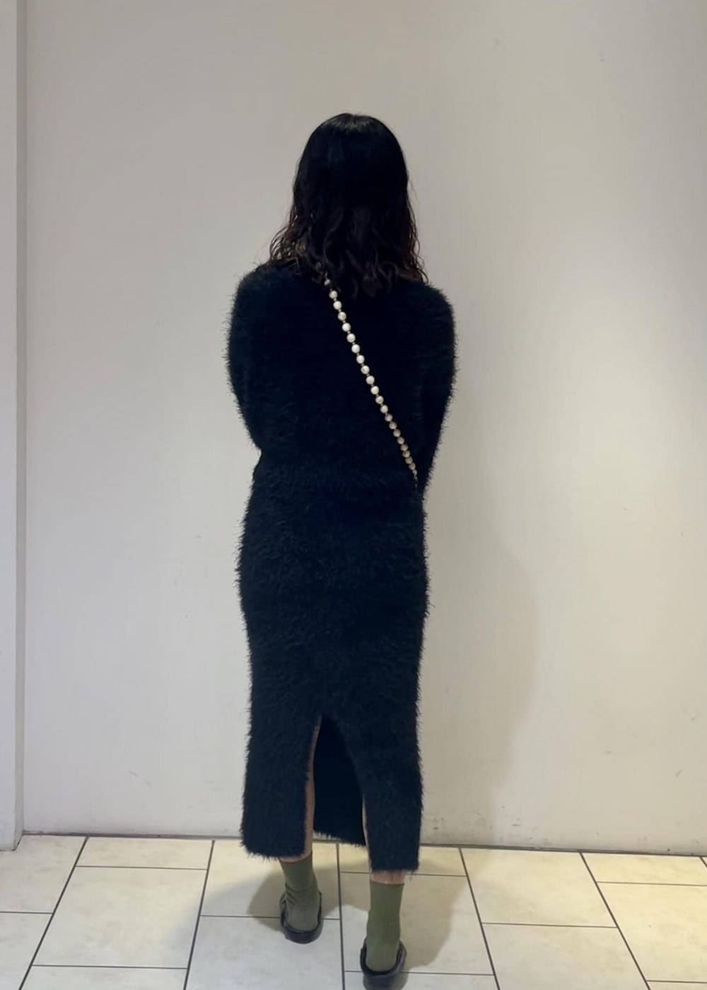 「ブラック、ショルダーバッグ、シルバー、プルオーバー、ニット、スカート、ローファー、ADAM ET ROPÉ、FEMME、骨格ストレート、きれいめ、フェミニン、パーティー、セットアップ、秋」｜「ADAM ET ROPE'の【サステナブル】ソフトビットローファー（ローファー、ブラック系）」を使った、MIYAさん（レディース・165cm）の秋コーディネートの2枚目の写真