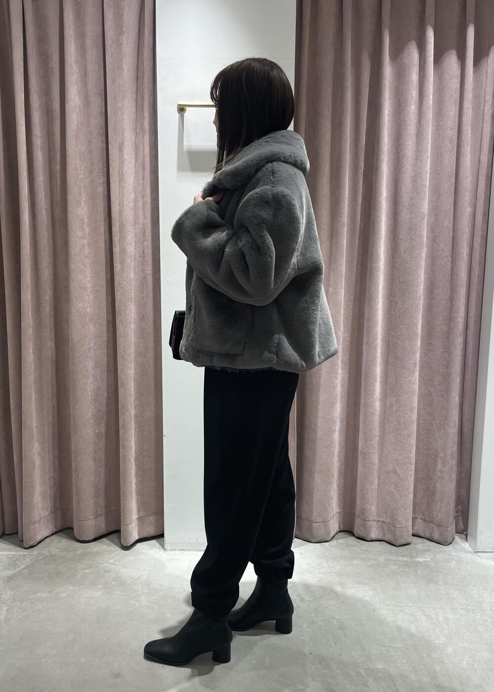 「アダムエロペ、キャミソール、ジョガーパンツ、ブーツ、ADAM ET ROPÉ、FEMME、低身長、高身長、ブルべ、きれいめカジュアル、フェミニン、23AW冬の新作、ショルダーバッグ」｜「ADAM ET ROPE'のエナメルウォレットショルダーバッグ（ショルダーバッグ、ブラック系）」を使った、MIYAさん（レディース・165cm）の冬コーディネートの2枚目の写真